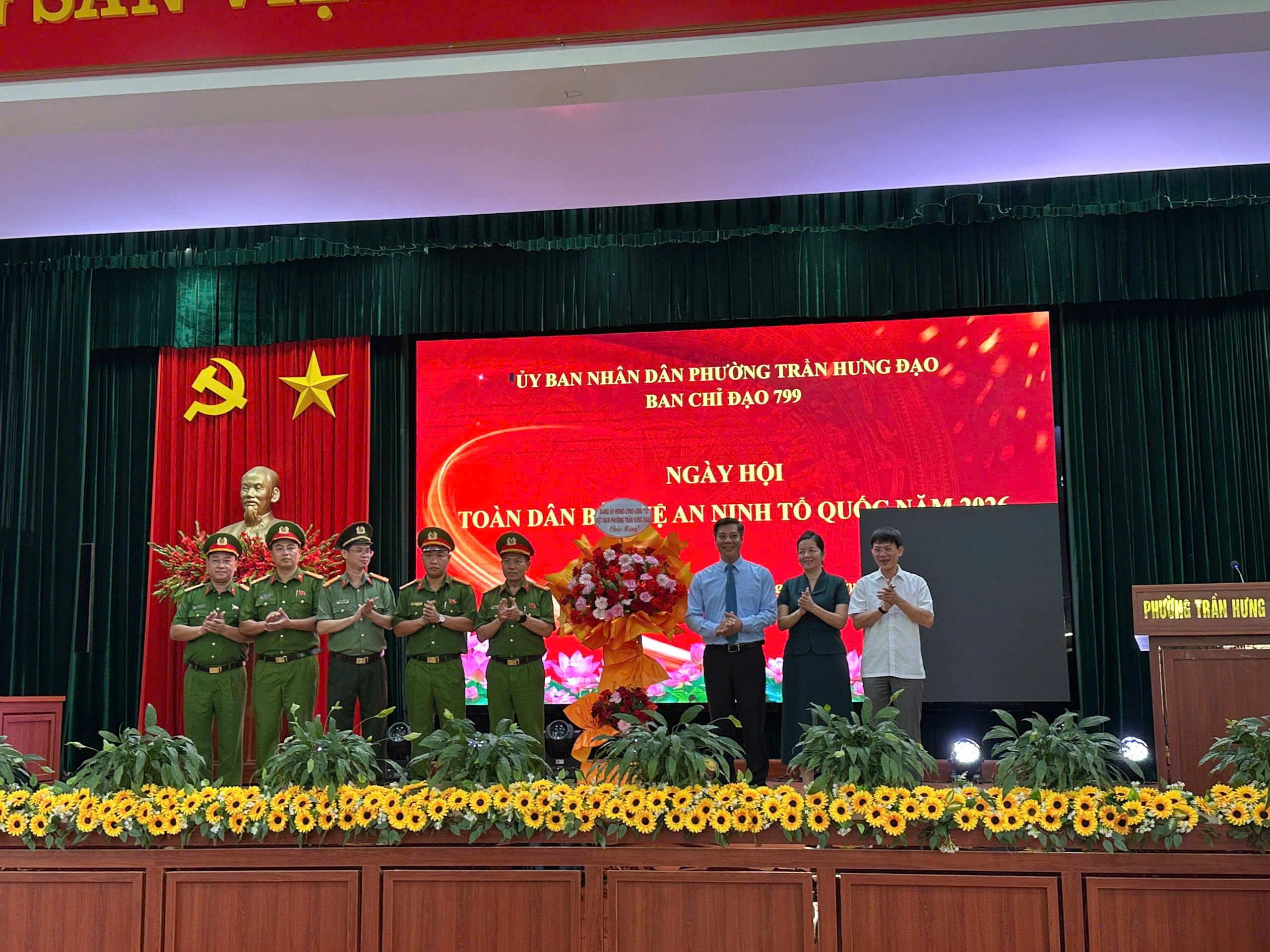 Công an phường Trần Hưng Đạo tham mưu tổ chức Ngày hội Toàn dân bảo vệ an ninh Tổ quốc năm 2026